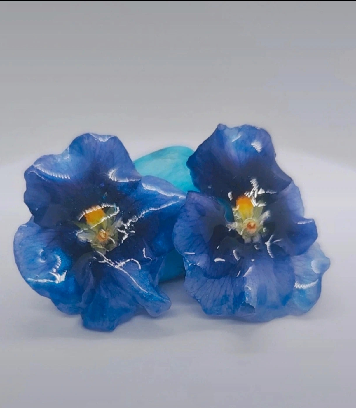 Pendientes de pensamientos reales resinados