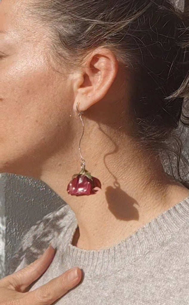 Pendientes artesanos de rosas reales resinadas