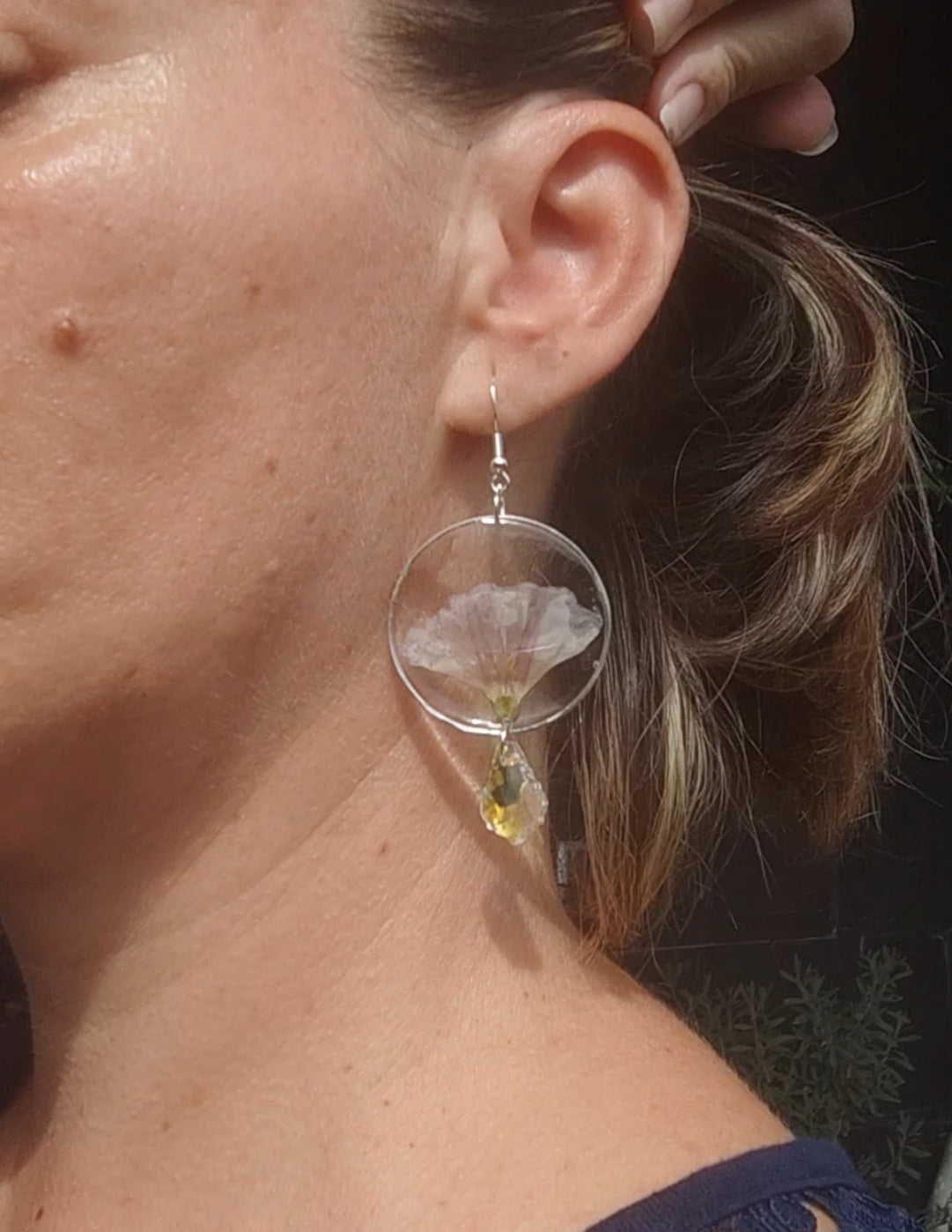 Pendientes con campanillas blancas salvajes prensadas  y cristal facetado