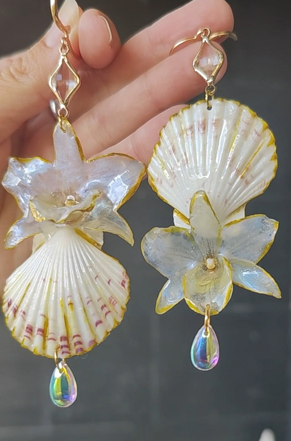 Pendientes artesanales con orquídeas dendrobium reales resinadas, conchas marinas naturales y lágrima de cristal – Joyería botánica hecha a mano