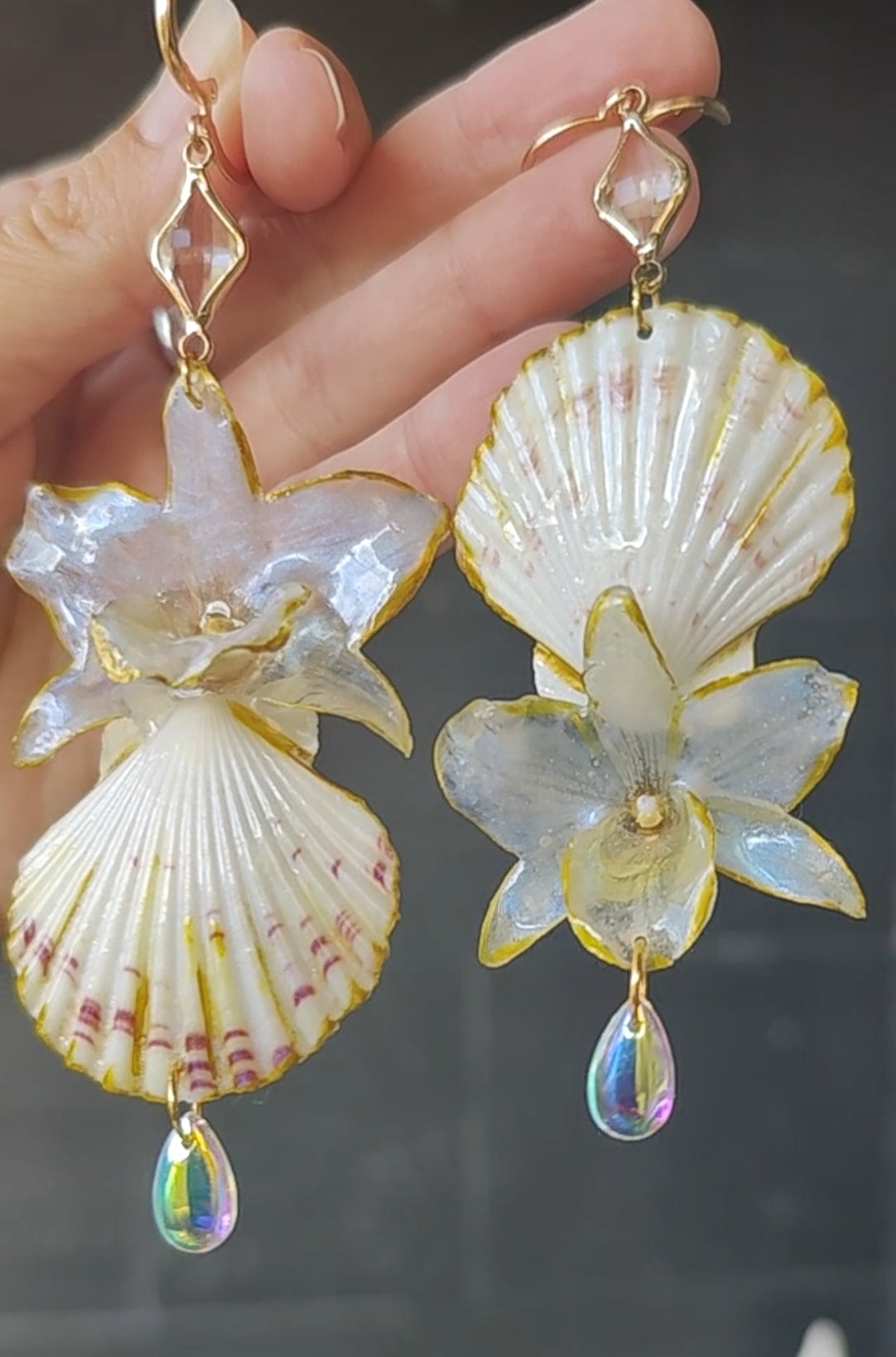 Pendientes artesanales con orquídeas dendrobium reales resinadas, conchas marinas naturales y lágrima de cristal – Joyería botánica hecha a mano