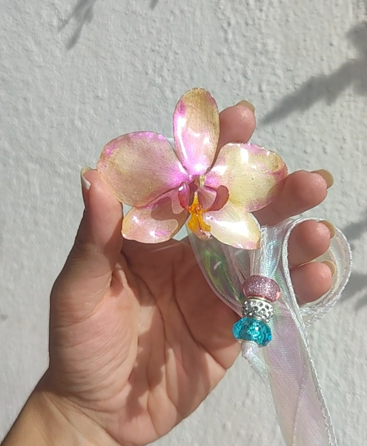Collar con orquídea real en resina