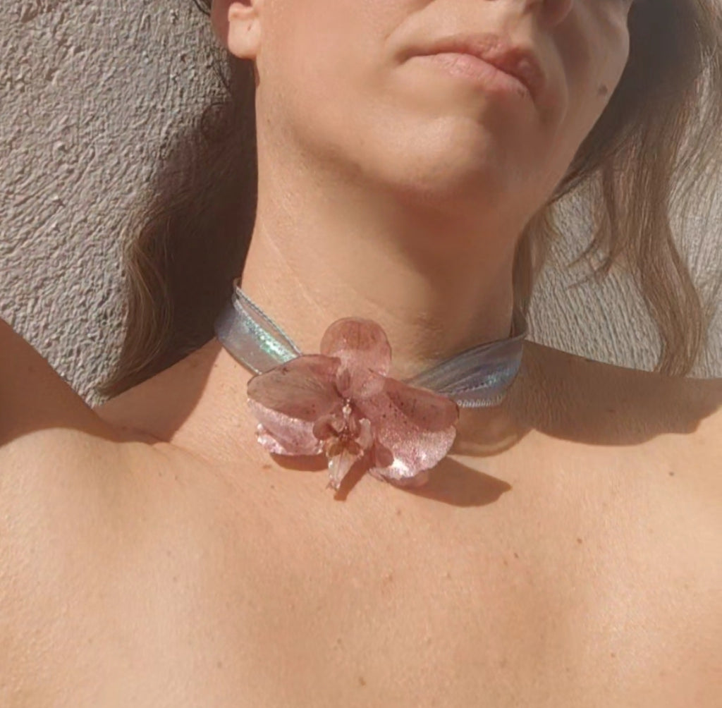 Collar de orquídea real resinada