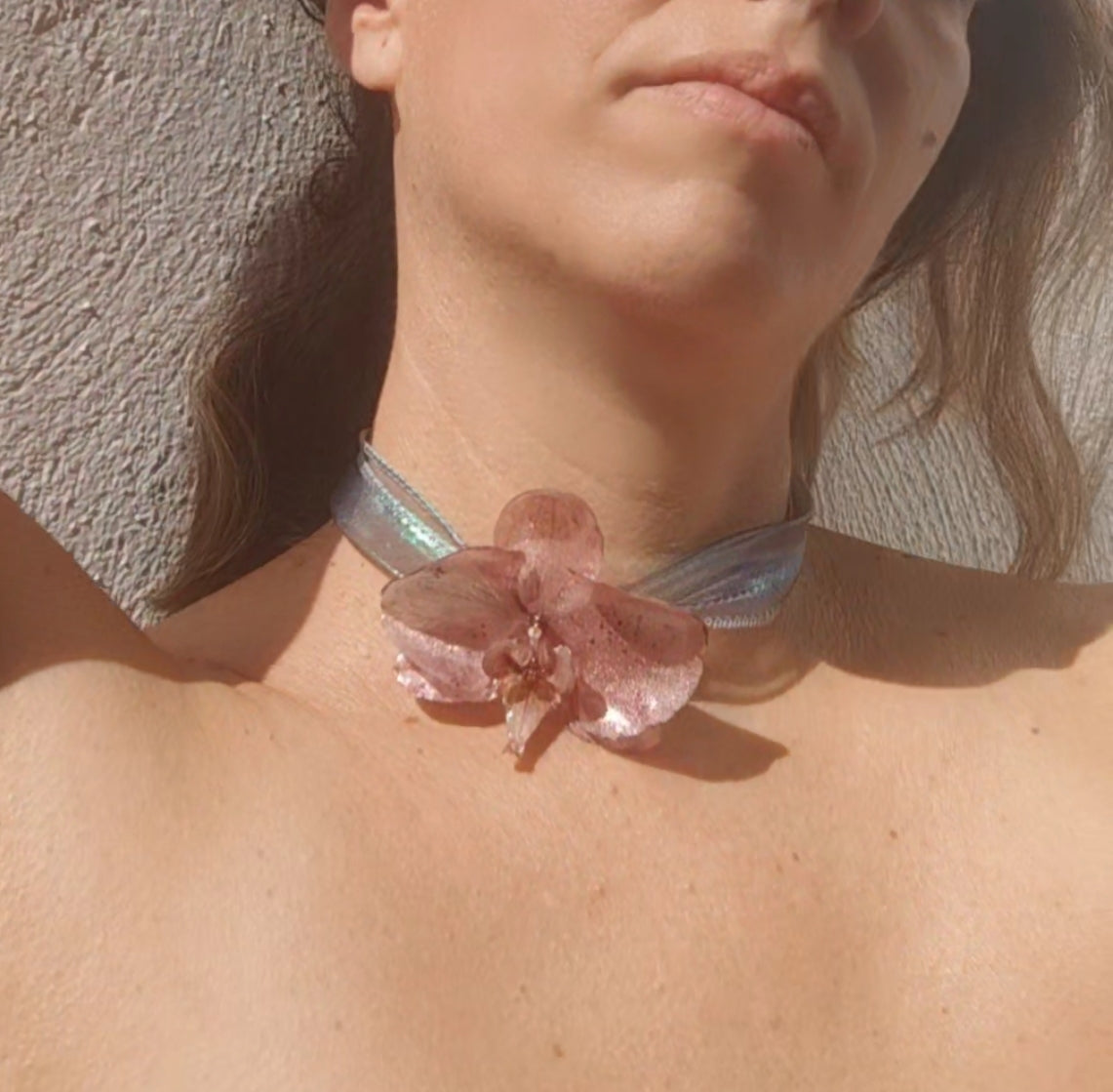 Collar de orquídea real resinada