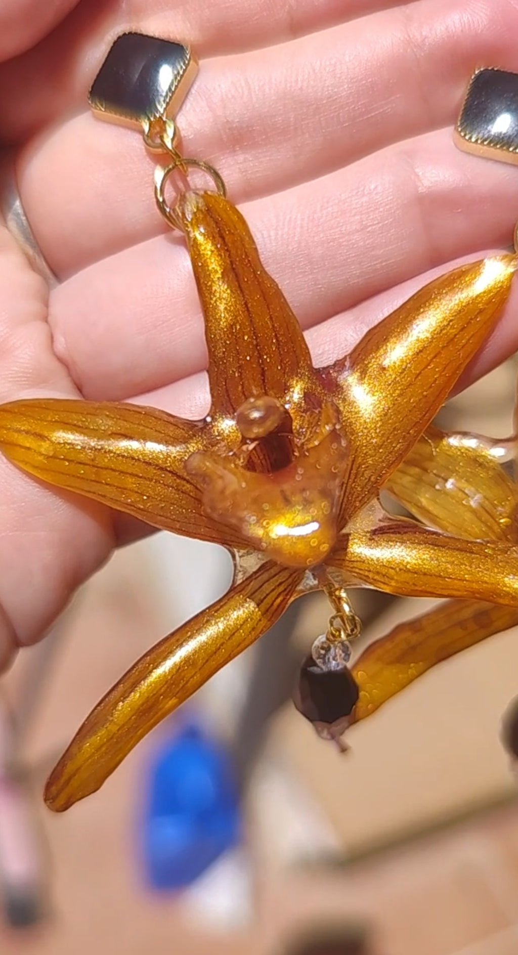 Pendientes de Orquídea Cymbidium Real Resinada Amarillo Dorado | Flores Naturales Preservadas | Acero Inoxidable y Cristal Negro Facetado | Joyería Botánica Elegante