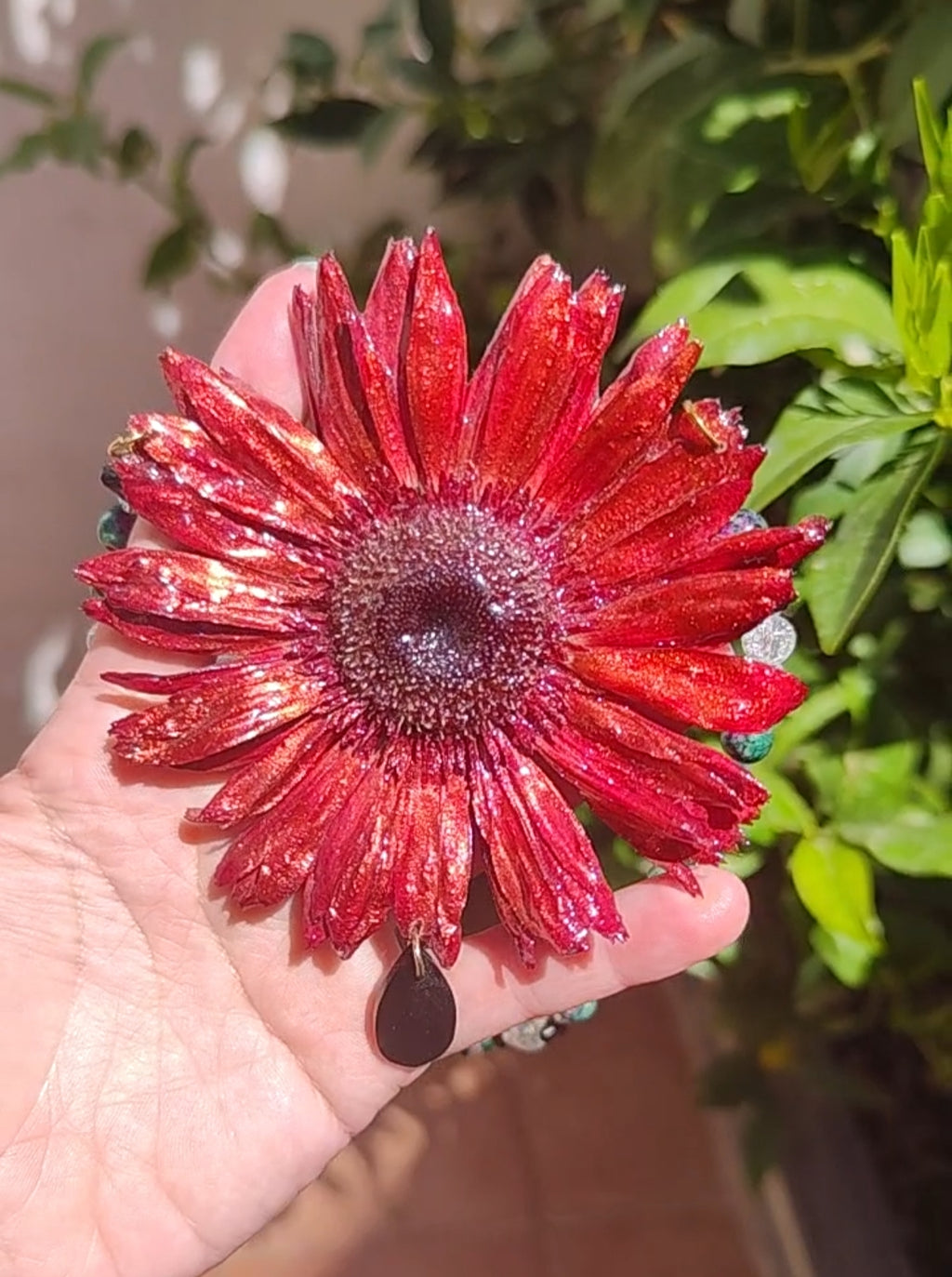 Collar Gerbera Roja Hecho a Mano, Collar con Cristal Facetado, Obsidiana y Piedra Mineral, Flor Pintada con Nácar Iridiscente, Joyería Floral