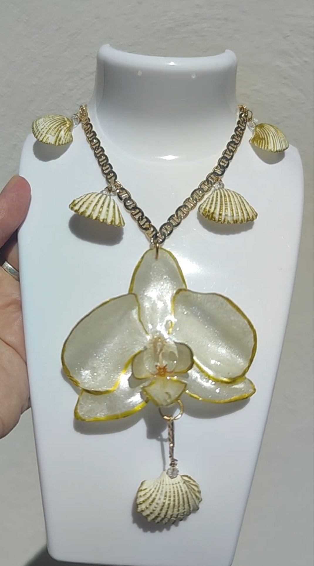 Collar orquídea natural resinada dorada | Joyería concha marina y cristal facetado | Collar único y exclusivo hecho a mano