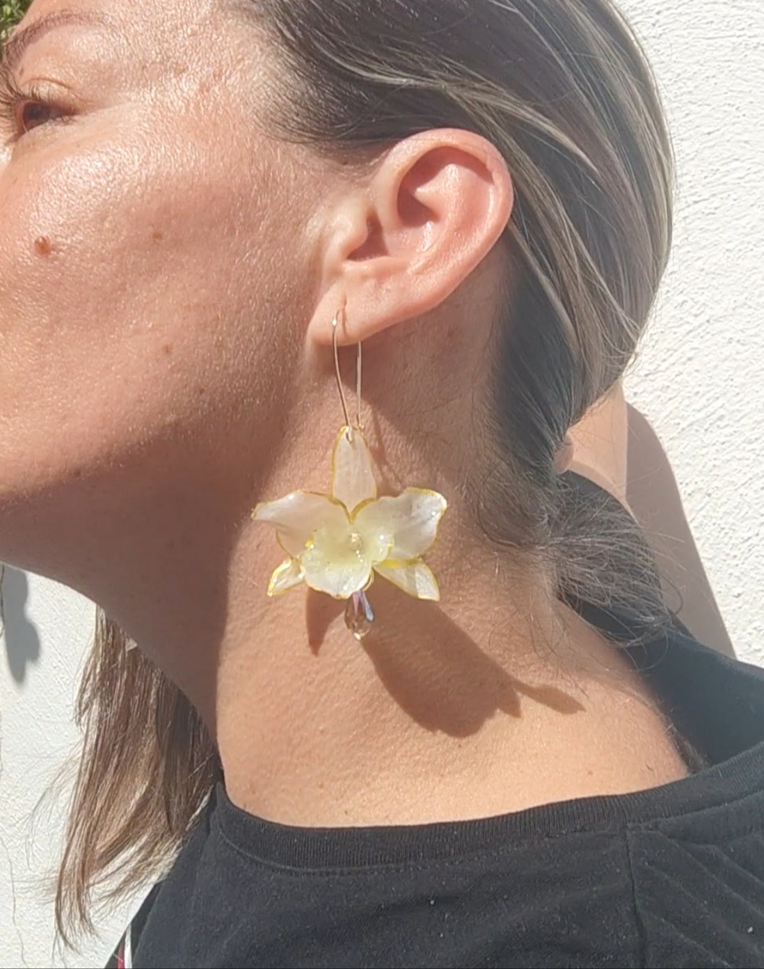 Pendientes de orquídea dendrobium blanca hechos a mano, en acero inoxidable · Flores naturales con bordes dorados · Lágrimas de cristal facetado