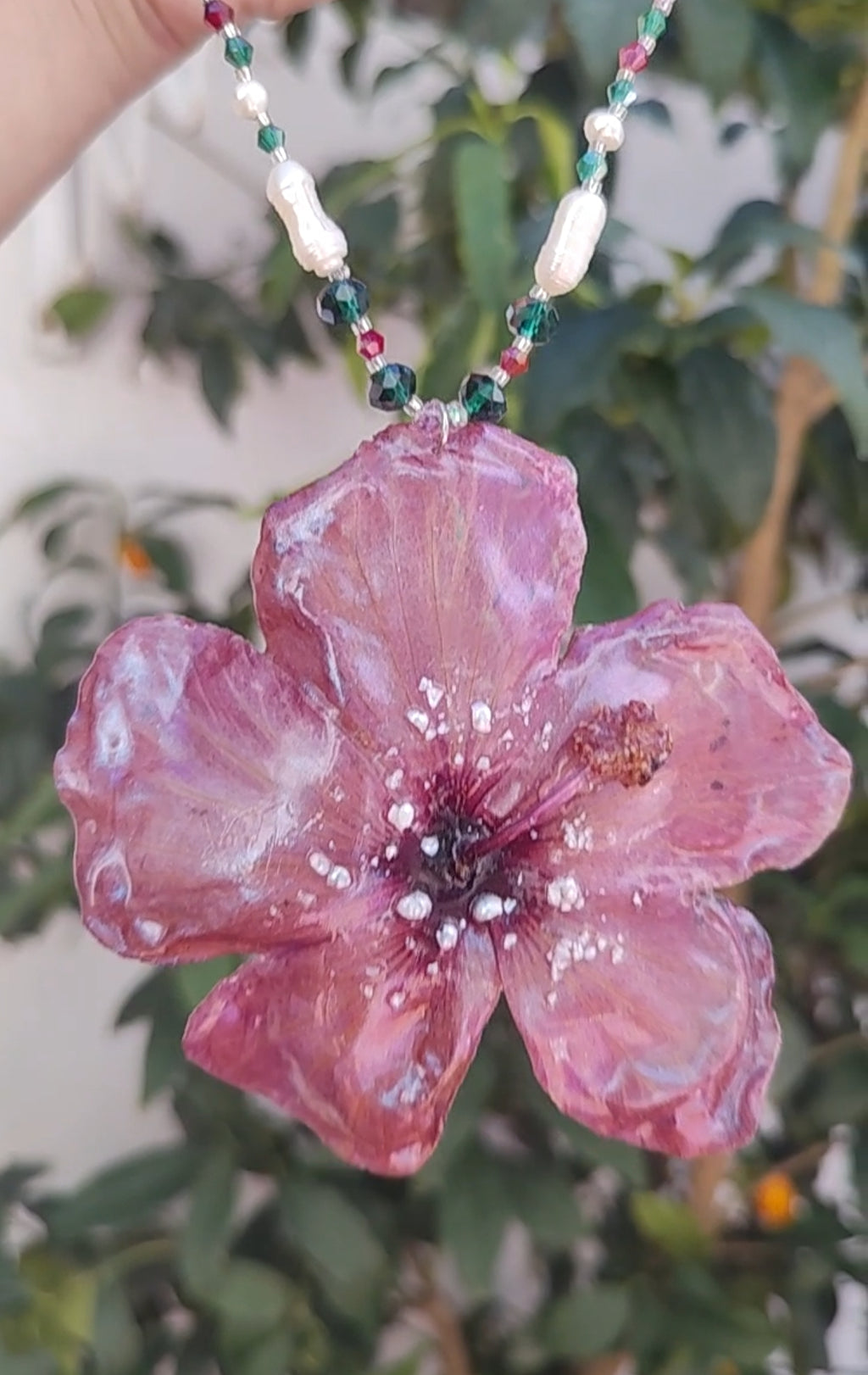 Collar Hibisco Rojo Hecho a Mano, Collar con Perlas Barrocas Naturales, Cristal Facetado y Nácar Iridiscente, Joyería Floral