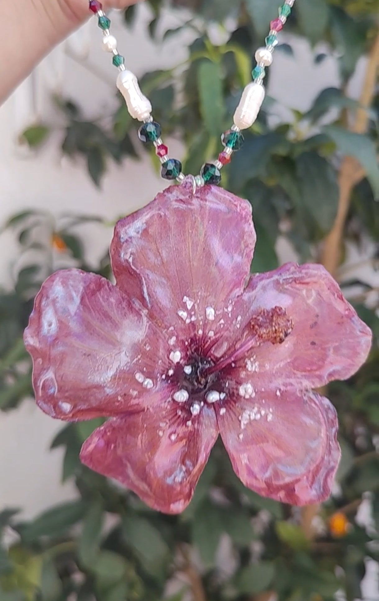Collar Hibisco Rojo Hecho a Mano, Collar con Perlas Barrocas Naturales, Cristal Facetado y Nácar Iridiscente, Joyería Floral