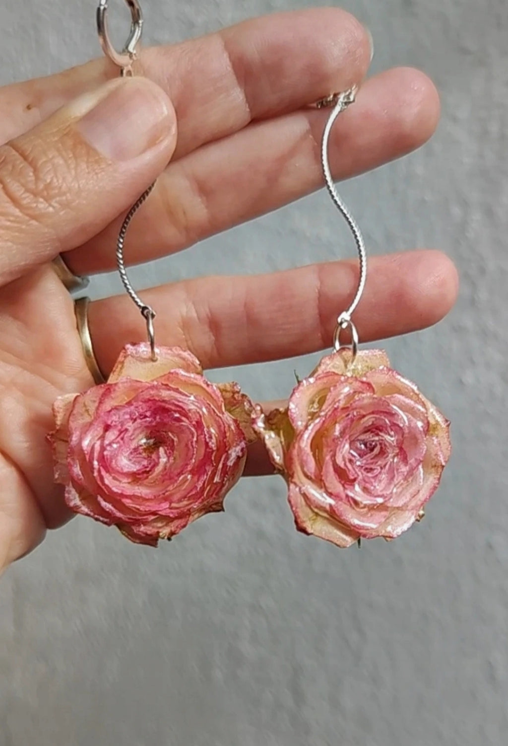 Pendientes de rosas reales resinadas
