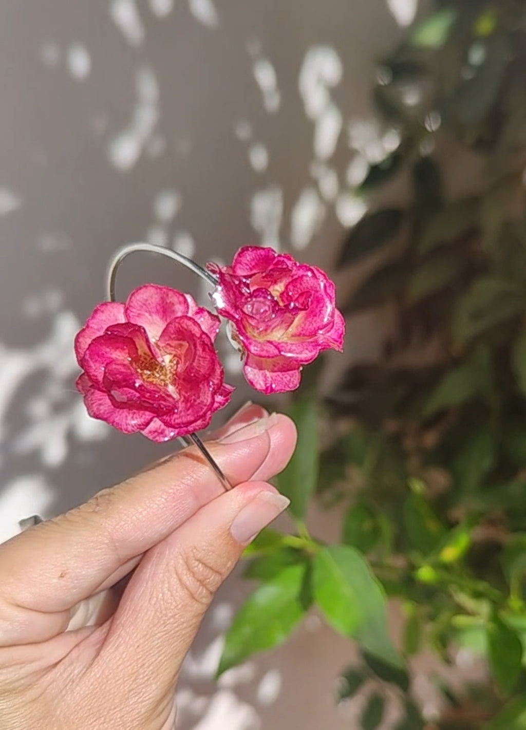 Pulsera de Rosas Reales. Brazalete de Acero Inoxidable con Rosas Preservadas en Resina, Joyería Artesanal, Regalo Romántico para Ella