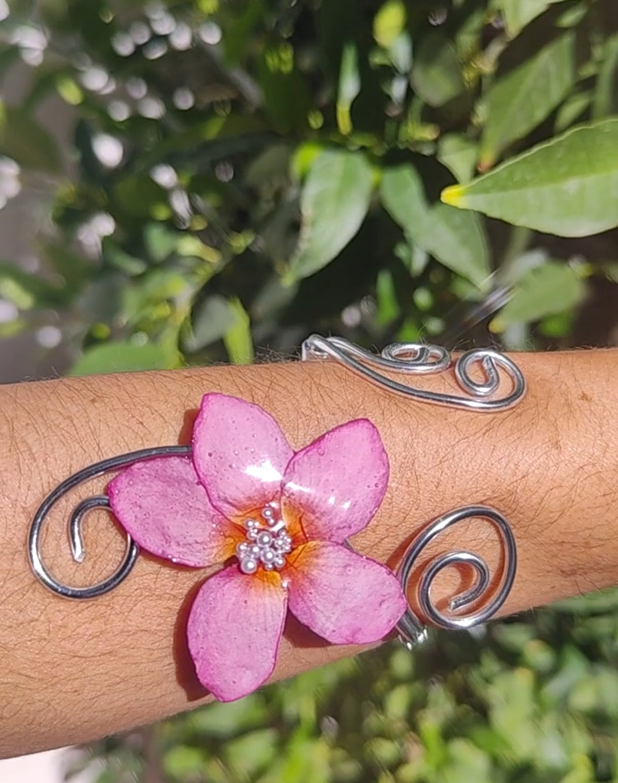 Pulsera Artesanal de Alambre con Flor Real de Plumeria en Resina y Perlitas · Joyería Hecha a Mano · Regalo Boho Único