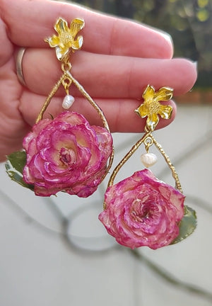 Pendientes con Rosas Reales Preservadas en Resina y Perla Colgante | Pendientes Botánicos Hechos a Mano | Joyería Floral Natural | Regalo Romántico