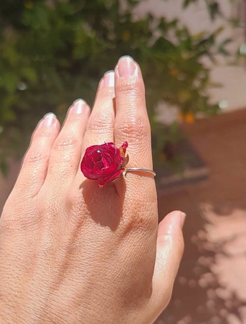 Anillo de mini rosa real resinada