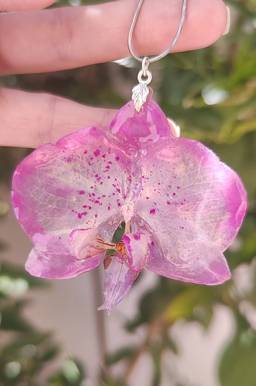 Collar con orquídea real resinada
