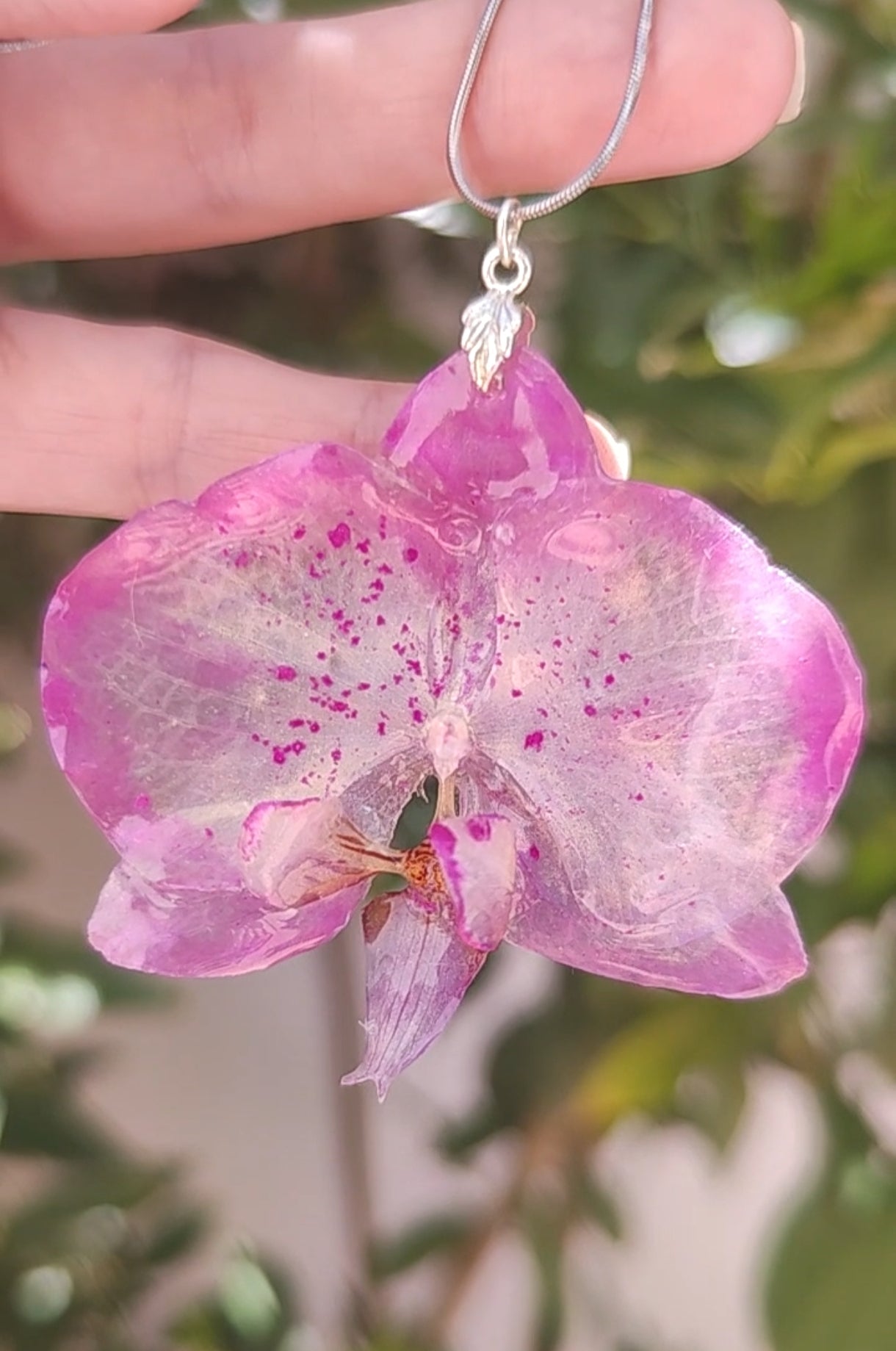 Collar con orquídea real resinada