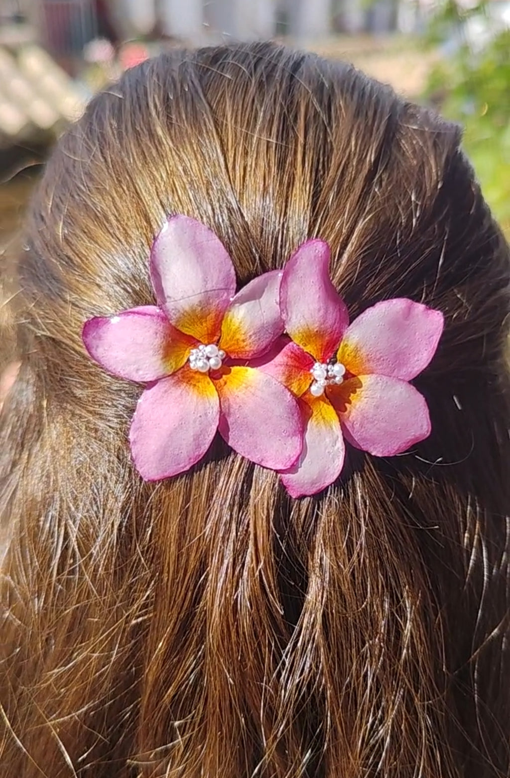 Clip de pelo con flor de plumeria real resinada. Accesorio natural artesanal. Pasador en acero inoxidable
