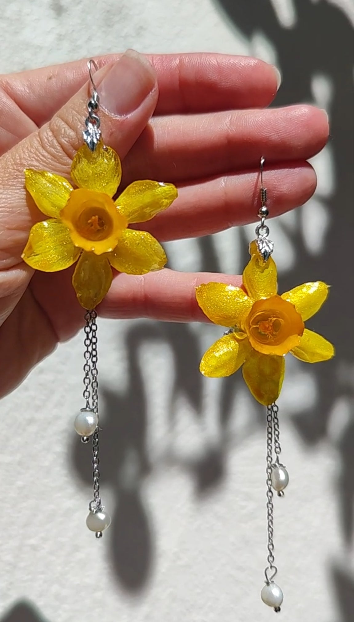 Pendientes de Narciso Real con Perlas Naturales | Flores Preservadas en Resina con Nácar Dorado | Joyería Floral Hecha a Mano