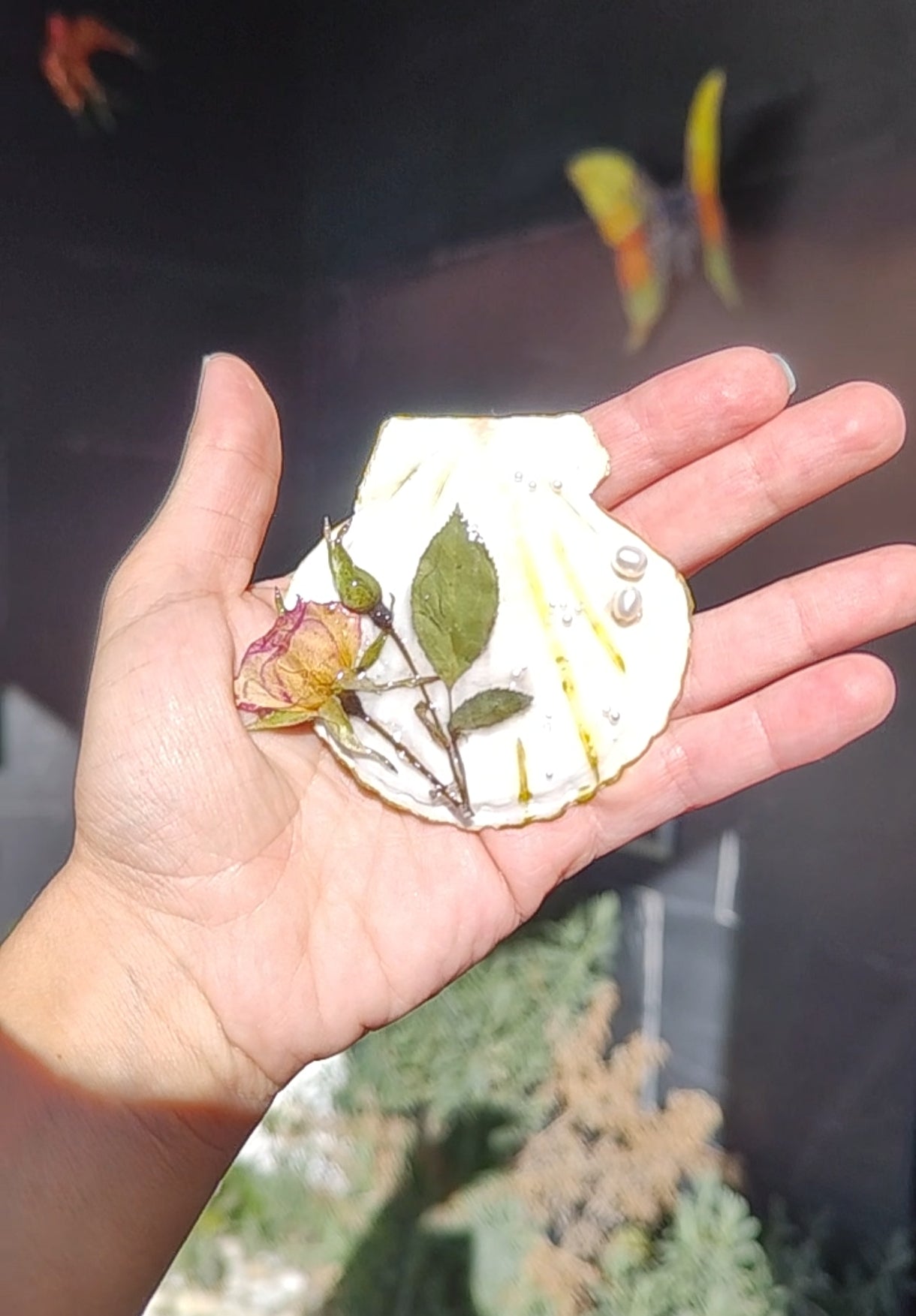 Clip de Pelo con Concha Natural, Rosa Real Resinada y Perlas de Río. Horquilla Artesanal Única. Accesorio Boho Hecho a Mano