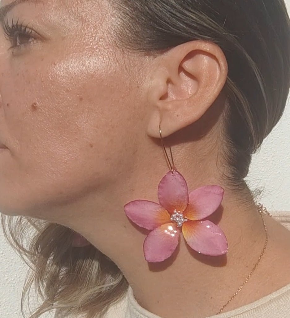 Pendientes flor de plumeria resinada con perlita central. Hechos a mano. Ganchos de acero inoxidable. Joyería floral ligera y elegante