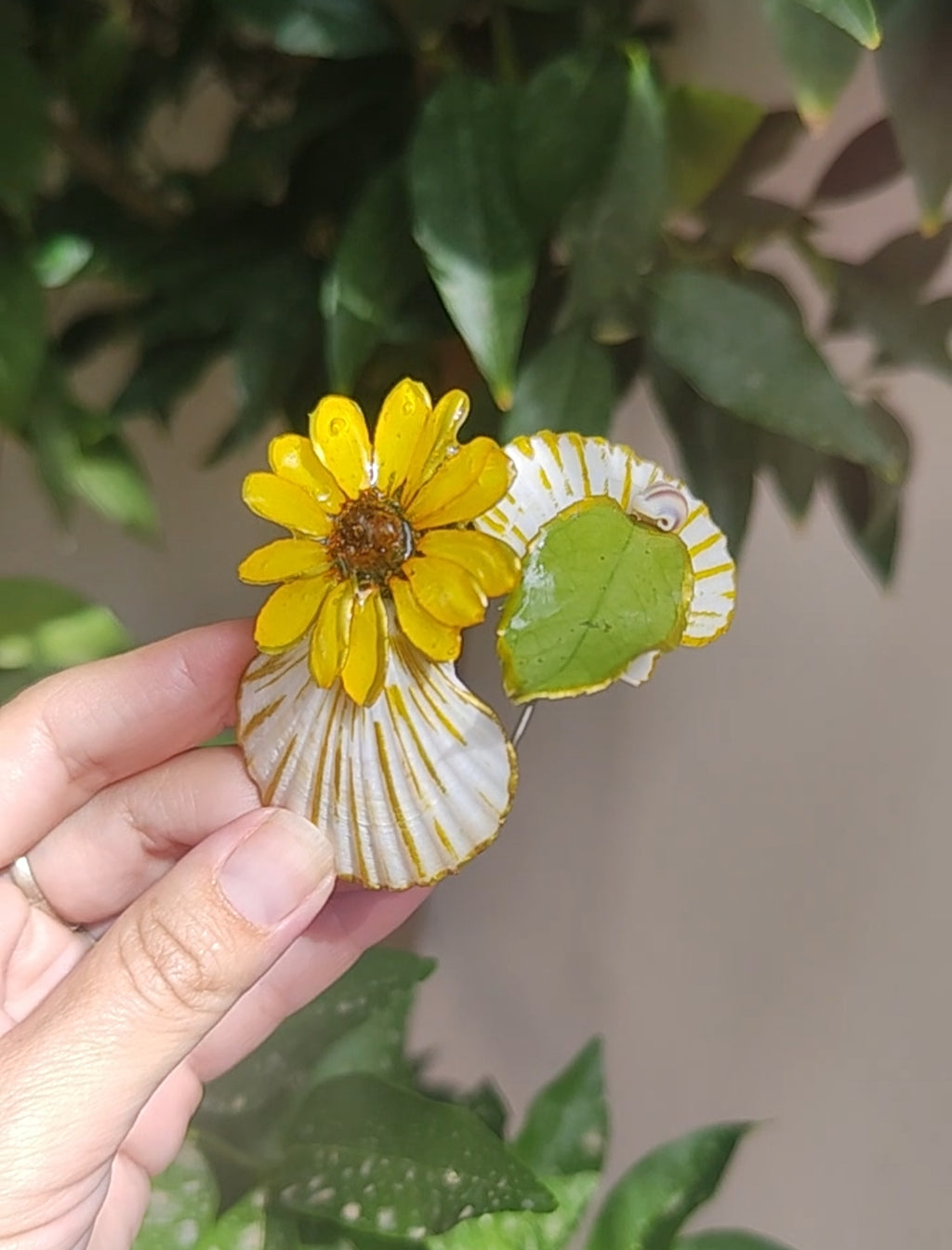 Pulsera artesanal con margarita amarilla real y conchas marinas naturales. Pulsera resinada hecha a mano | Joyería natural inspirada en el mar y las flores