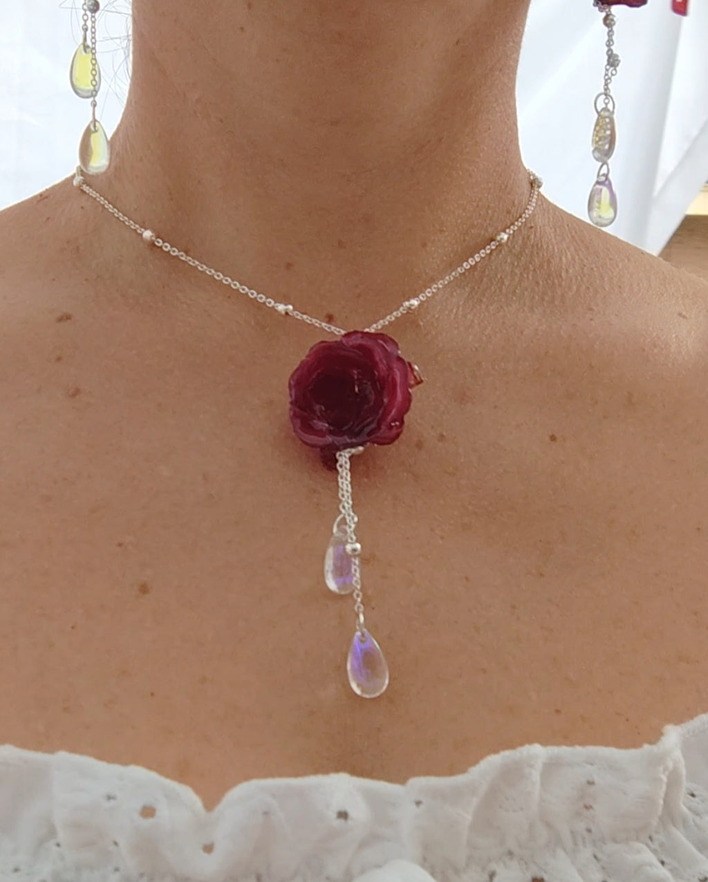 Conjunto de Collar y Pendientes con Rosas Reales Resinadas Burdeos. Joyería Floral Preservada con Lágrimas de Cristal. Regalo Romántico Artesanal