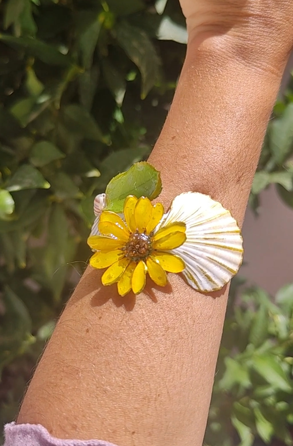 Pulsera artesanal con margarita amarilla real y conchas marinas naturales. Pulsera resinada hecha a mano | Joyería natural inspirada en el mar y las flores