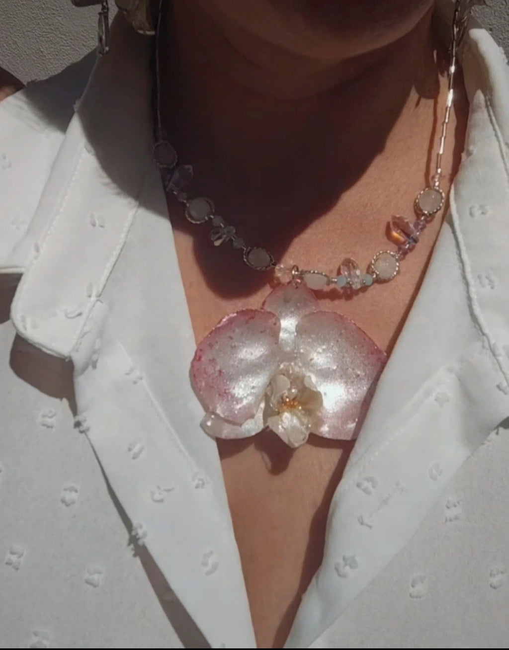 Collar de orquídea real resinada