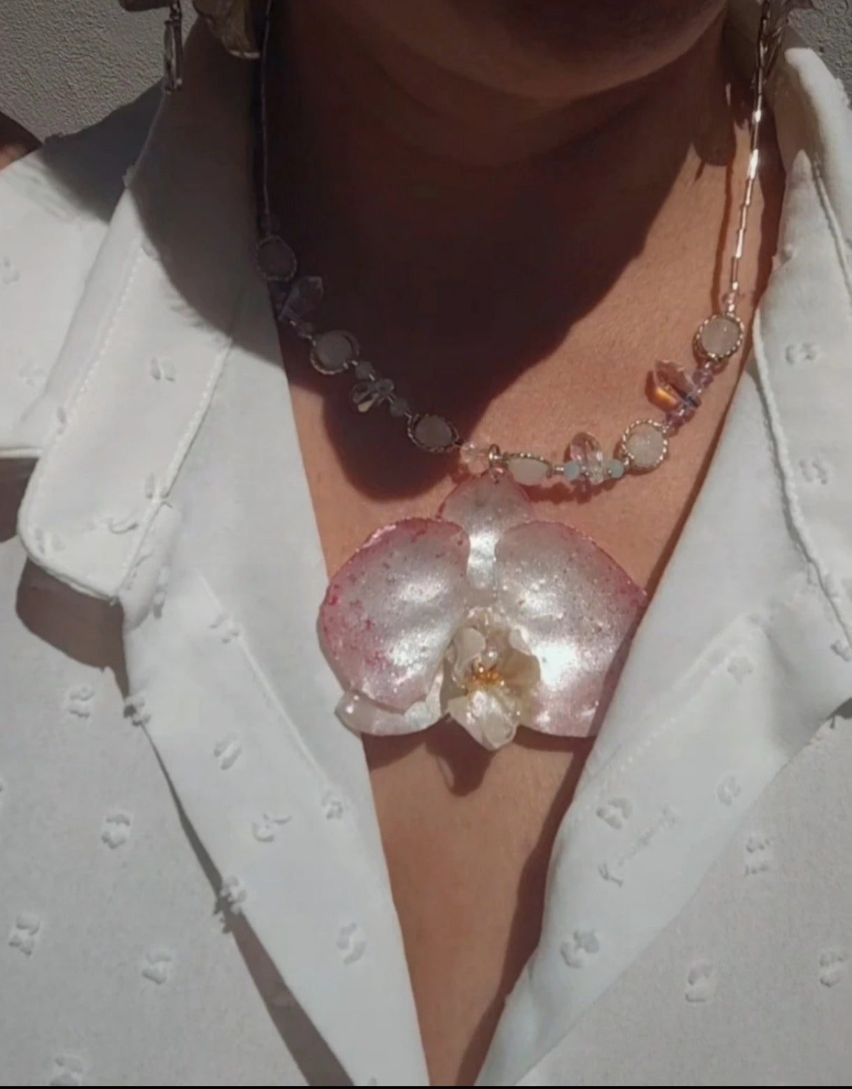 Collar de orquídea real resinada