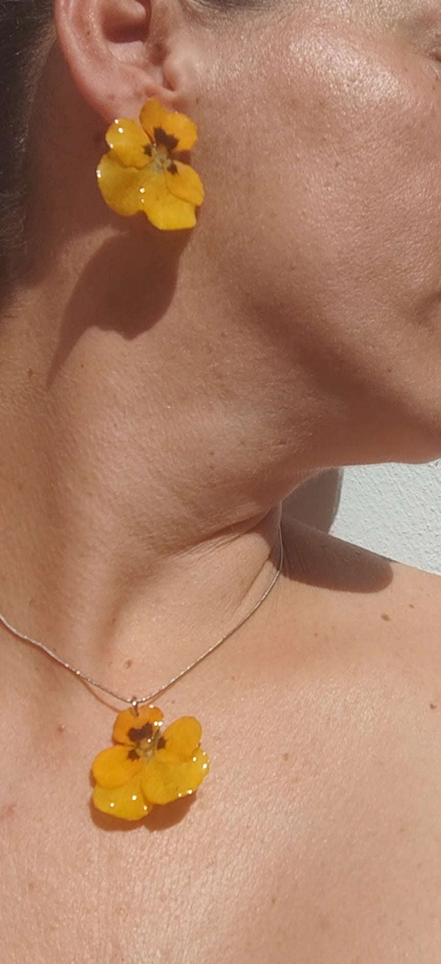 Conjunto pendientes y collar de pensamientos en resina