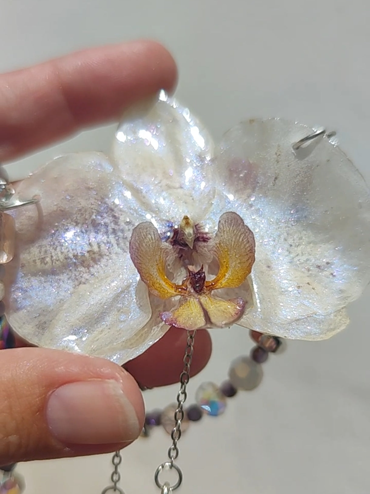 Collar Orquídea Blanca Hecho a Mano – Phalaenopsis con Nácar Iridiscente y Cristal Facetado, Joyería Floral Elegante, Regalo Único