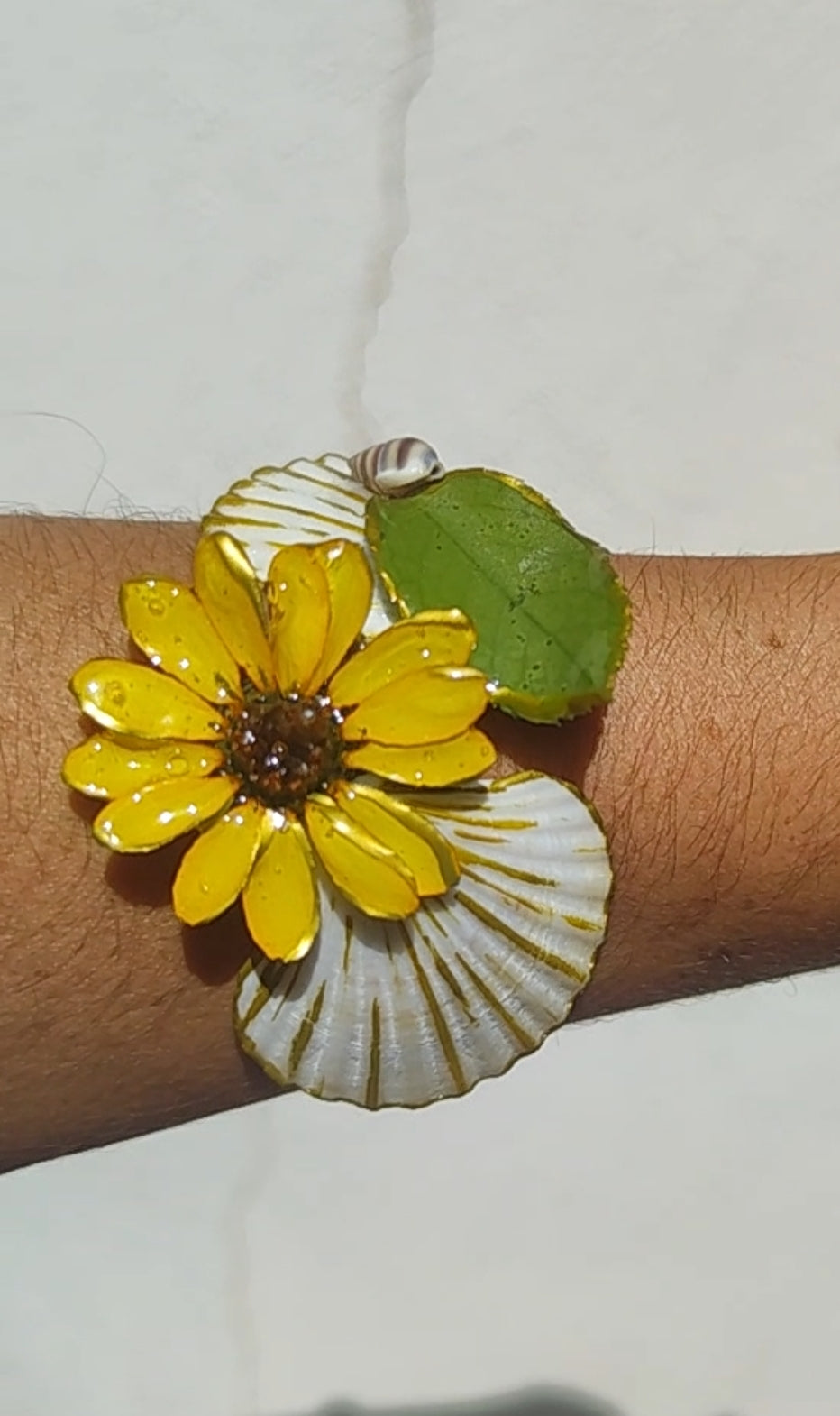 Pulsera artesanal con margarita amarilla real y conchas marinas naturales. Pulsera resinada hecha a mano | Joyería natural inspirada en el mar y las flores