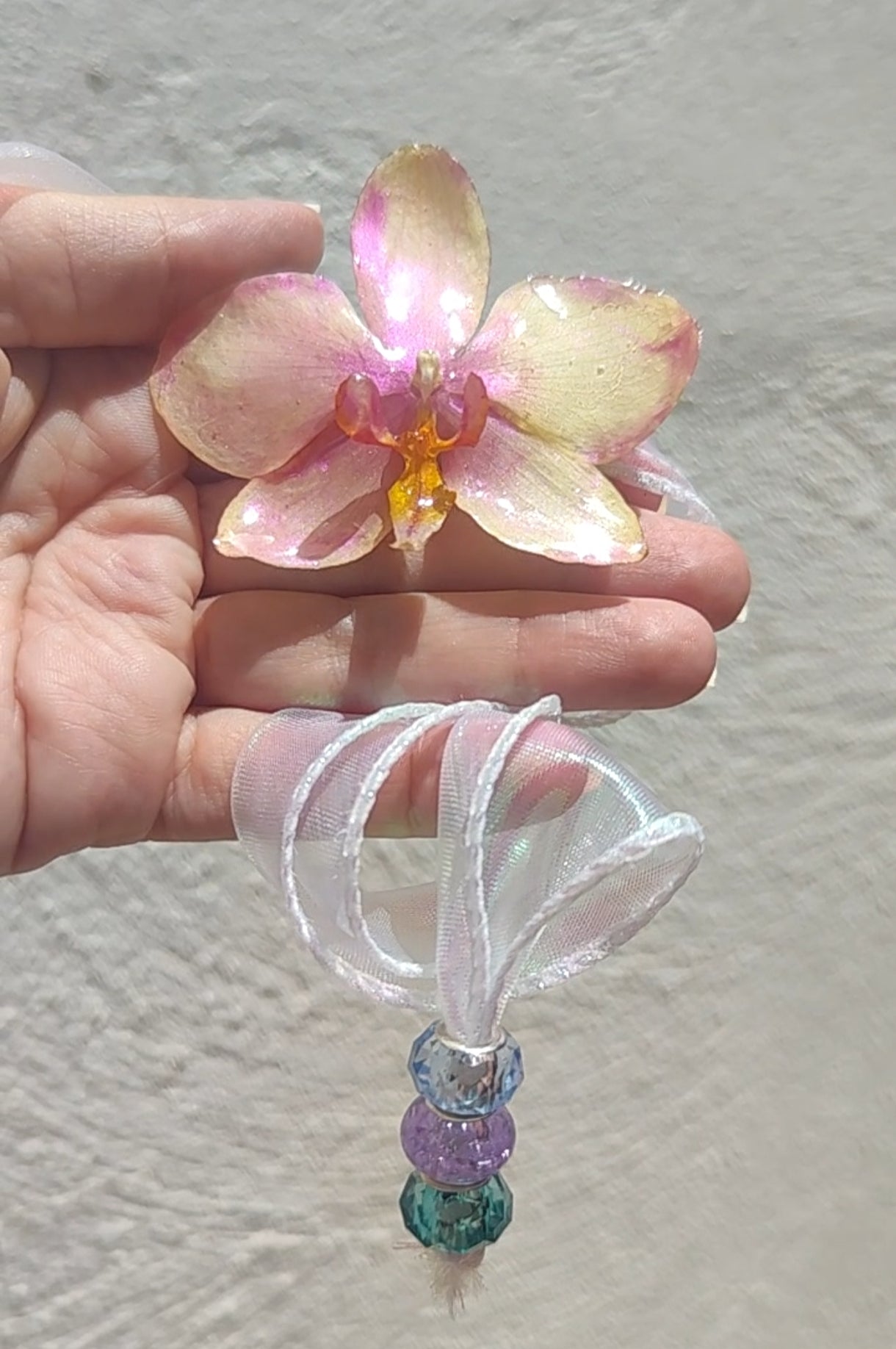 Collar con orquídea real en resina