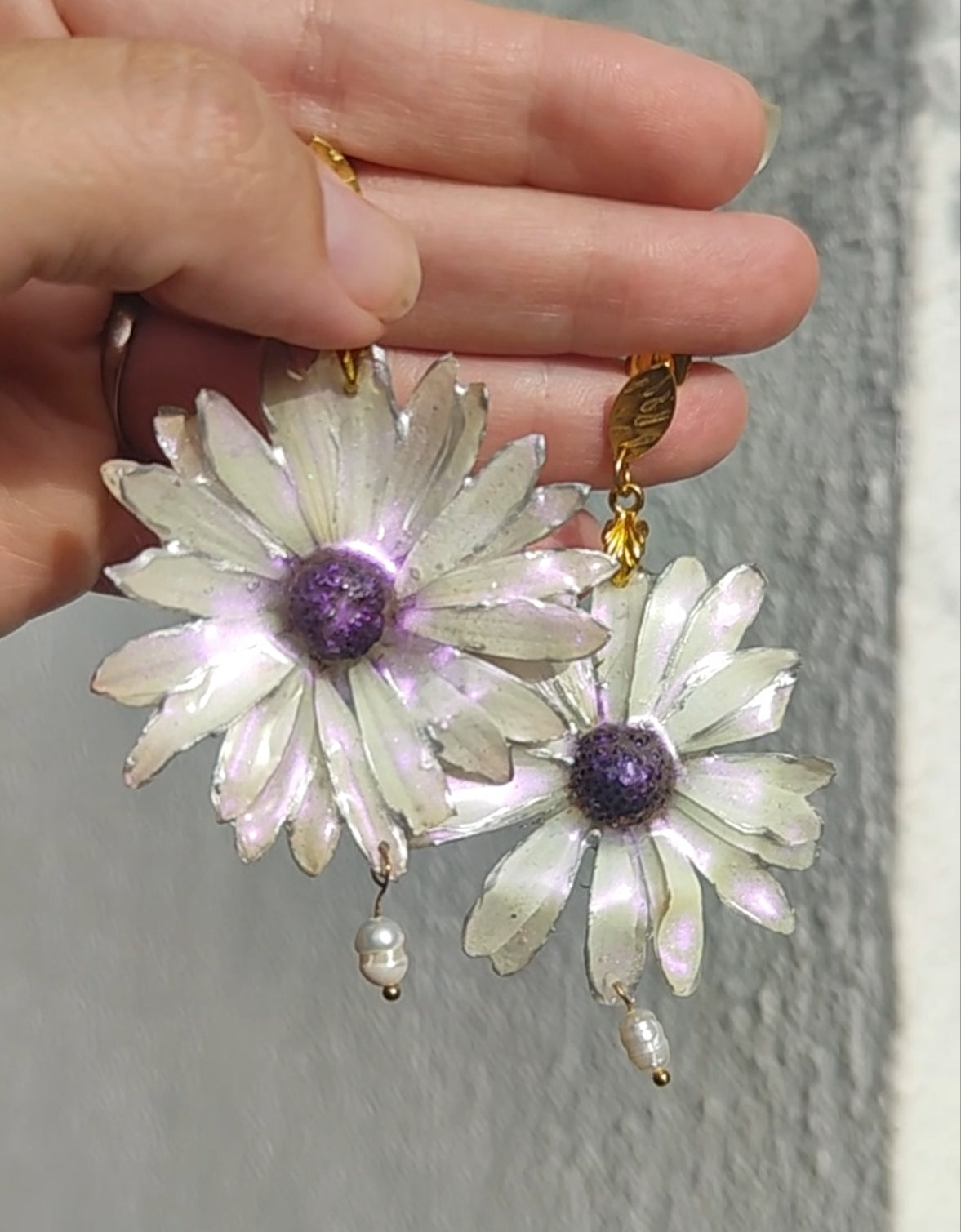 Margaritas blancas auténticas en resina con  perlas naturales,  en acero inoxidable – Joyería natural