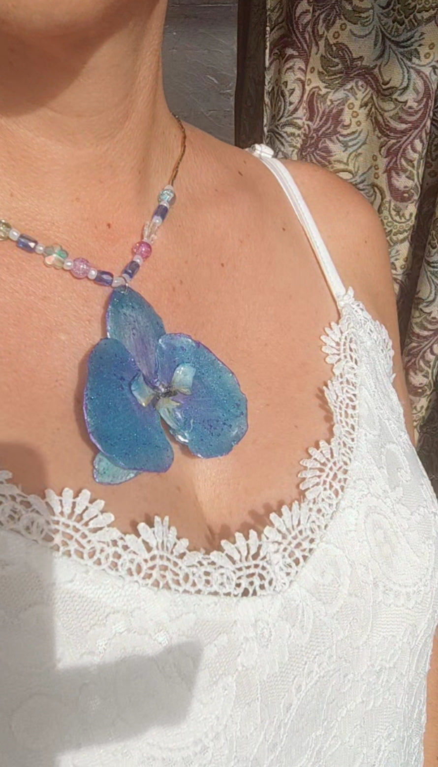 Collar de orquídea real resinada