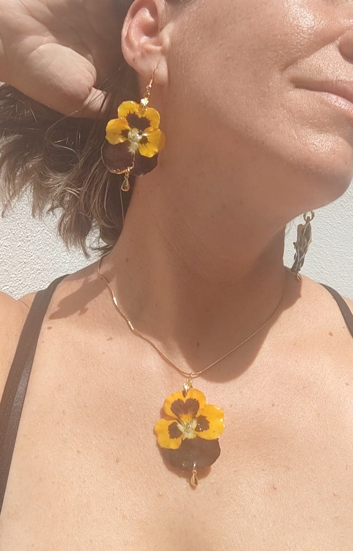 Conjunto de Pendientes y Colgante de Pensamientos Reales en Resina. Joyería Botánica Hecha a Mano. Flores en resina para regalo