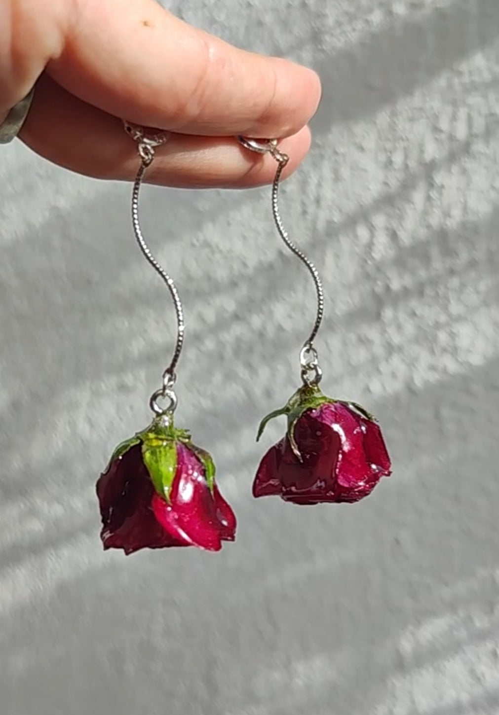 Pendientes artesanos de rosas reales resinadas