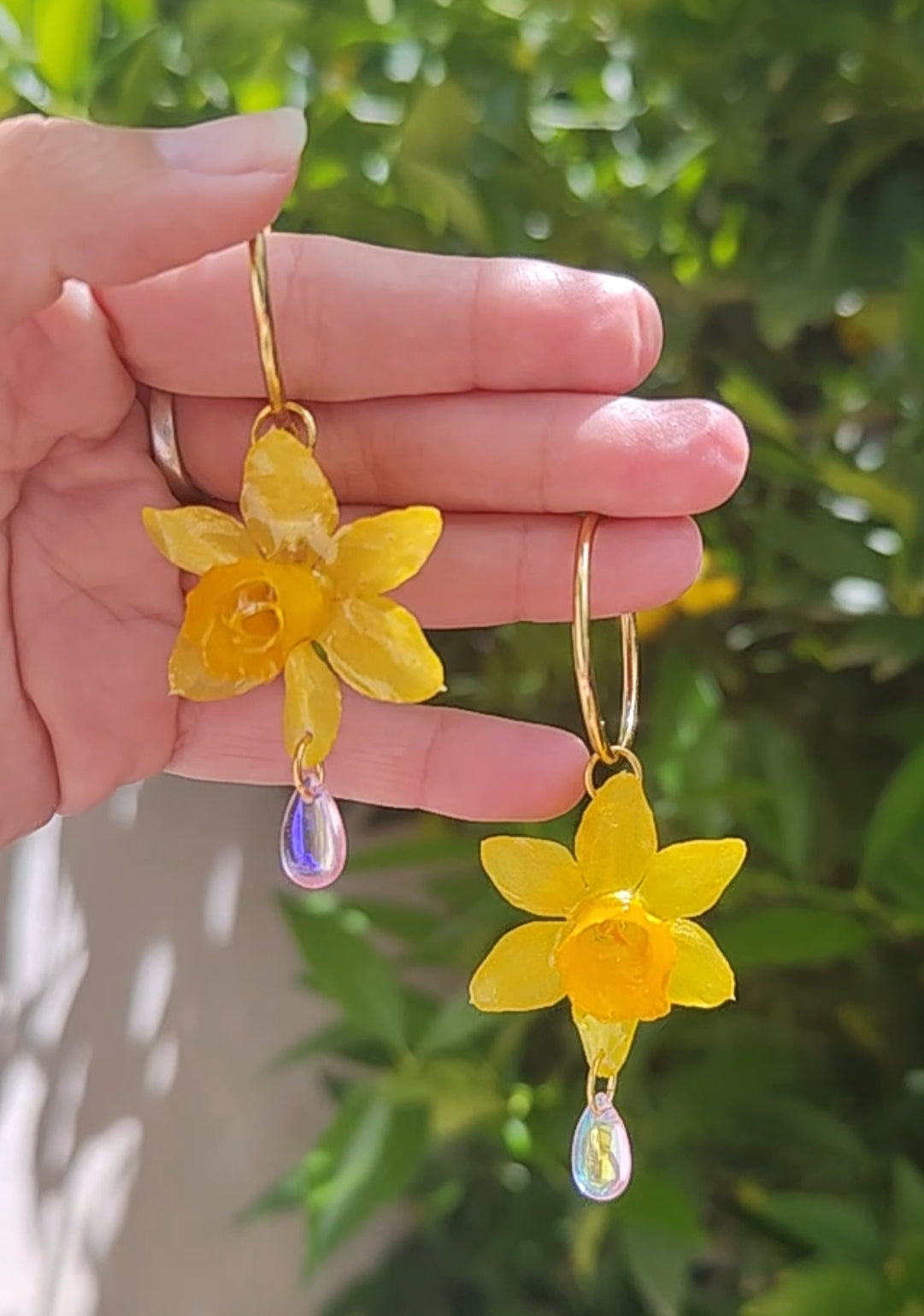 Pendientes de Narciso Real en Resina. Flores Naturales Pintadas con Nácar Dorado. Aros de Acero Inoxidable. Joyería Floral Hecha a Mano