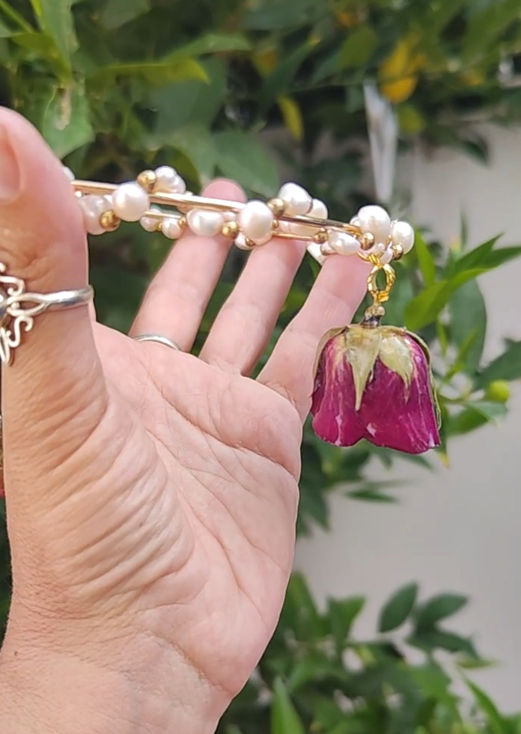 Collar Exclusivo de Perlas Naturales y Rosa Roja Preservada | Joyería Artesanal Única | eternalflowersbyMonicaDelgado