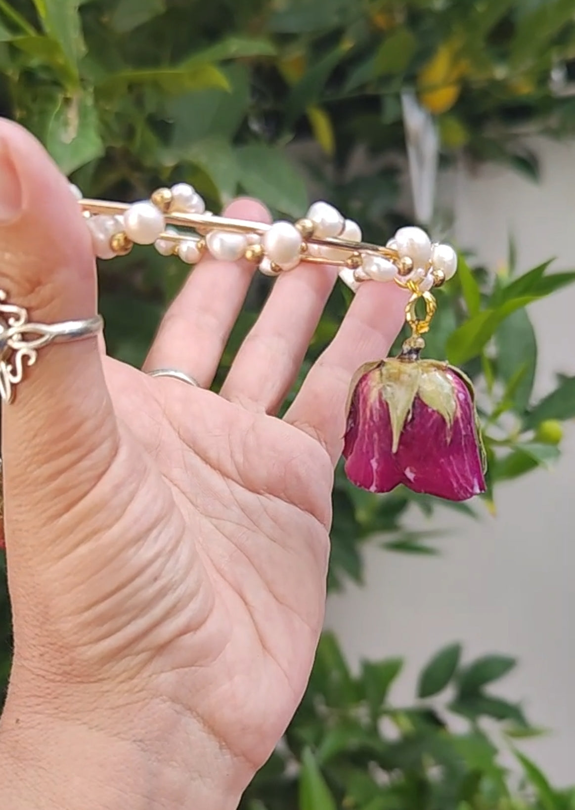 Collar Exclusivo de Perlas Naturales y Rosa Roja Preservada | Joyería Artesanal Única | eternalflowersbyMonicaDelgado
