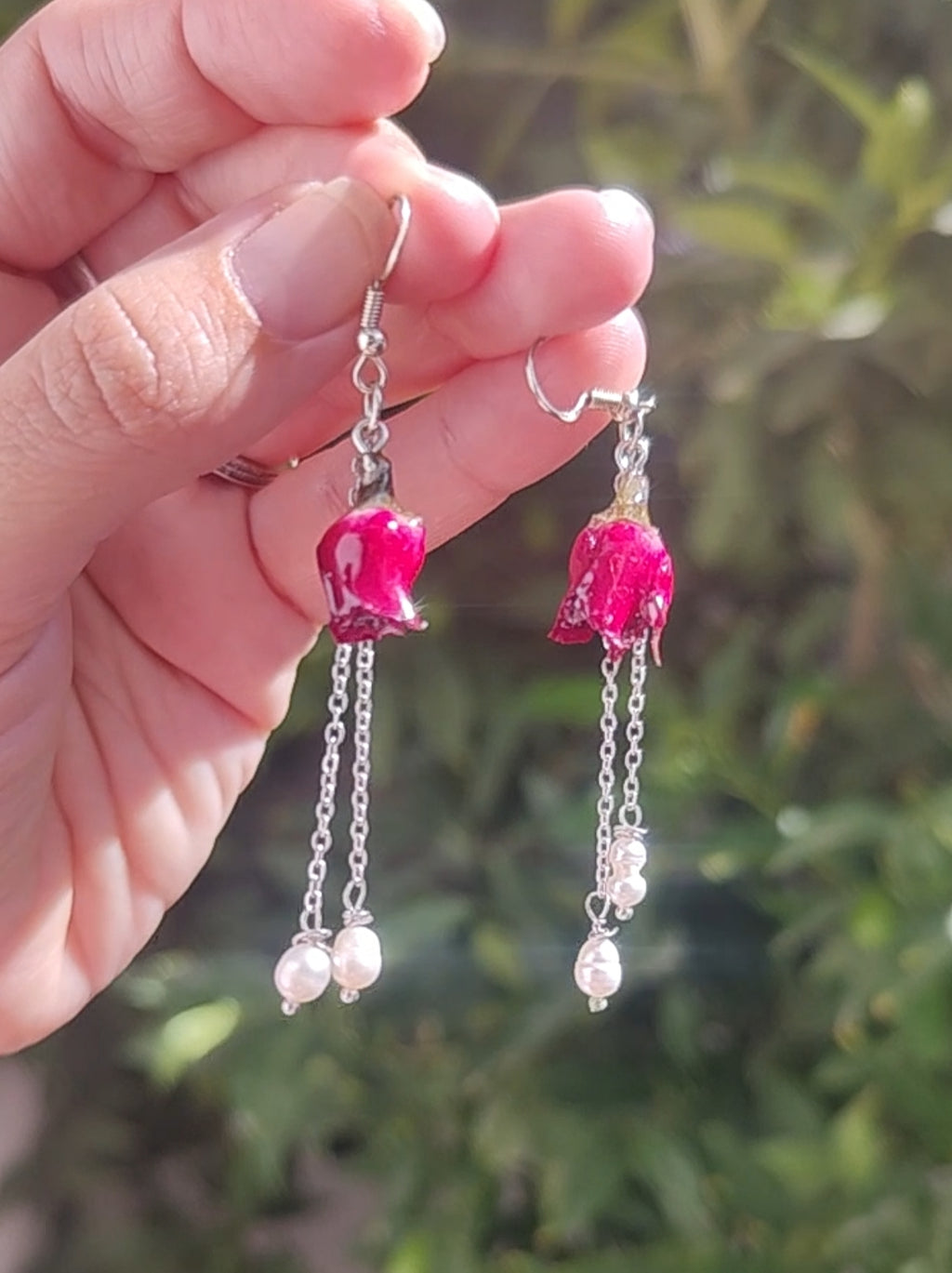Pendientes artesanales con rosas reales y perlas naturales. Joyería botánica única en acero inoxidable