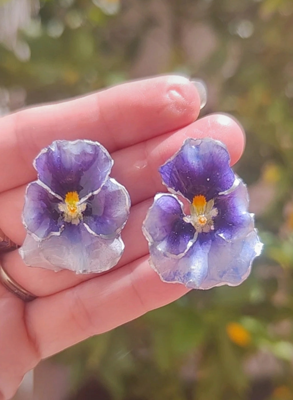 Pendientes de pensamientos en resina