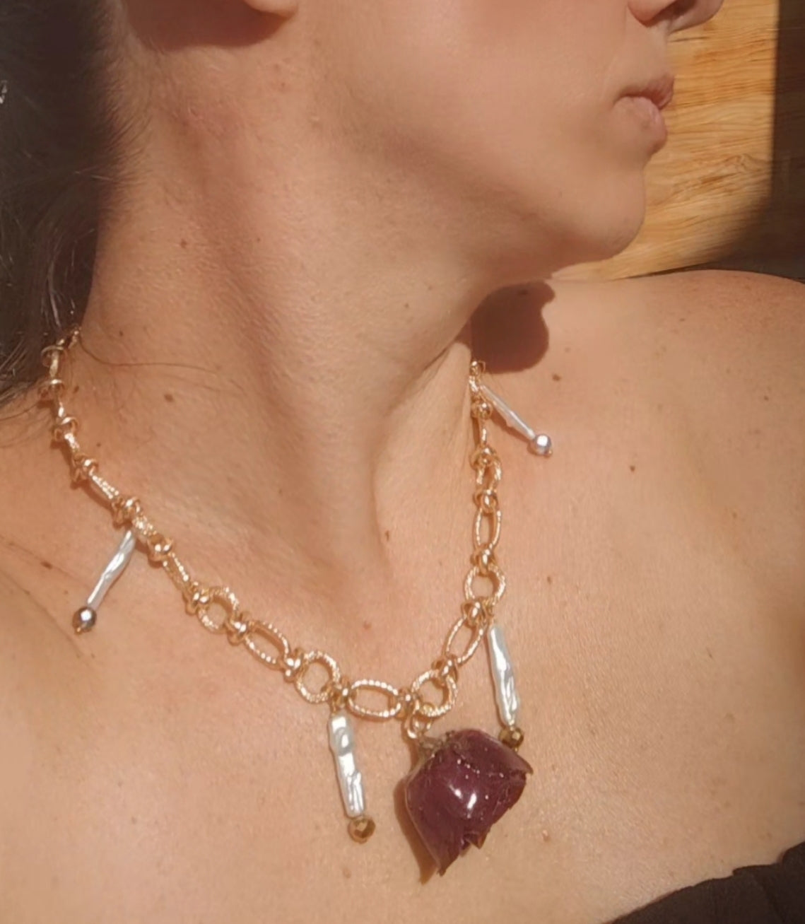 Collar con rosa natural encapsulada en resina – Joyería botánica hecha a mano con perlas y cristal, baño en oro 18K