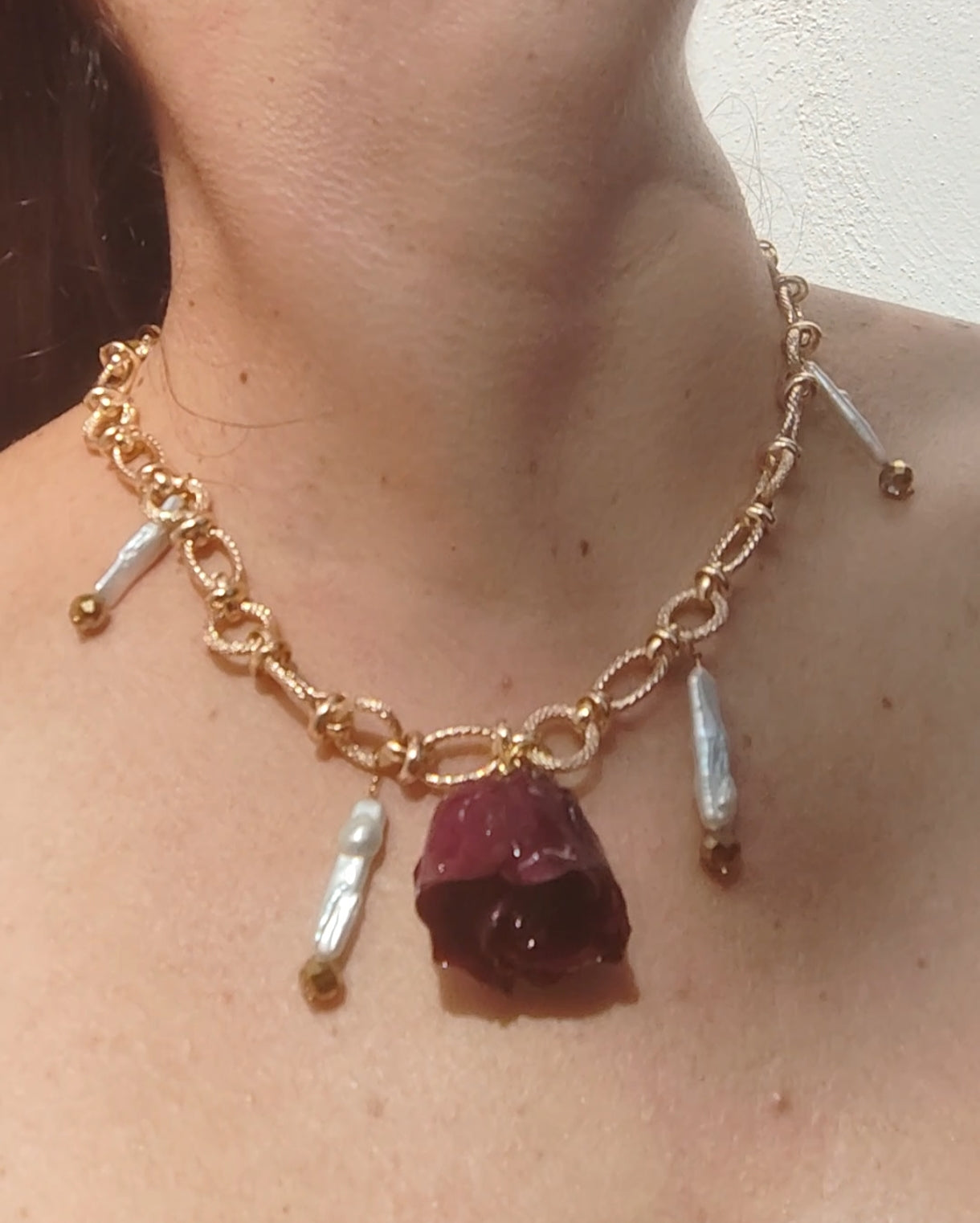 Collar con rosa natural encapsulada en resina – Joyería botánica hecha a mano con perlas y cristal, baño en oro 18K