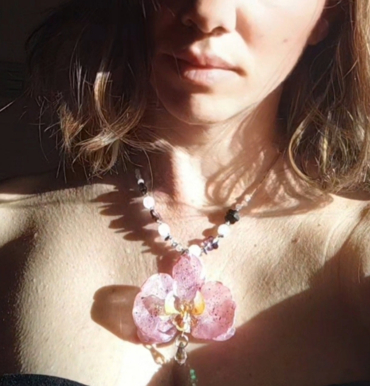 Collar de orquídea real con cristal facetado y cuarzo