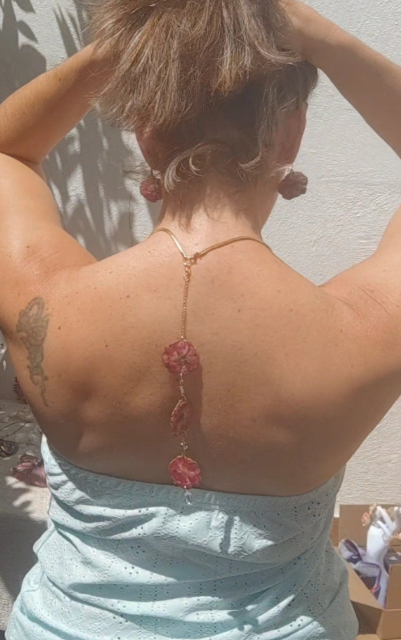Conjunto de rosas reales resinadas, collar, anillo y pendientes