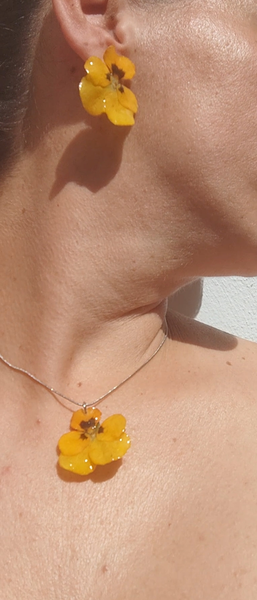 Conjunto pendientes y collar de pensamientos en resina