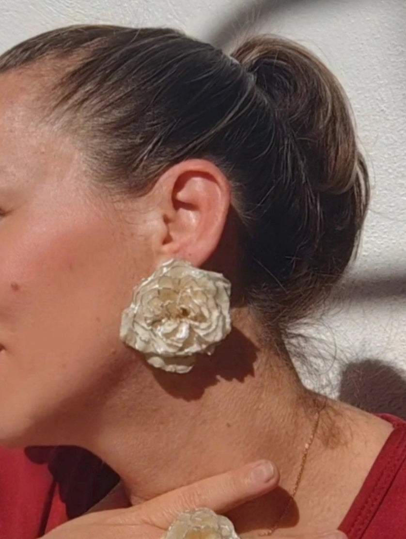 Pendientes artesanos de rosas reales resinadas