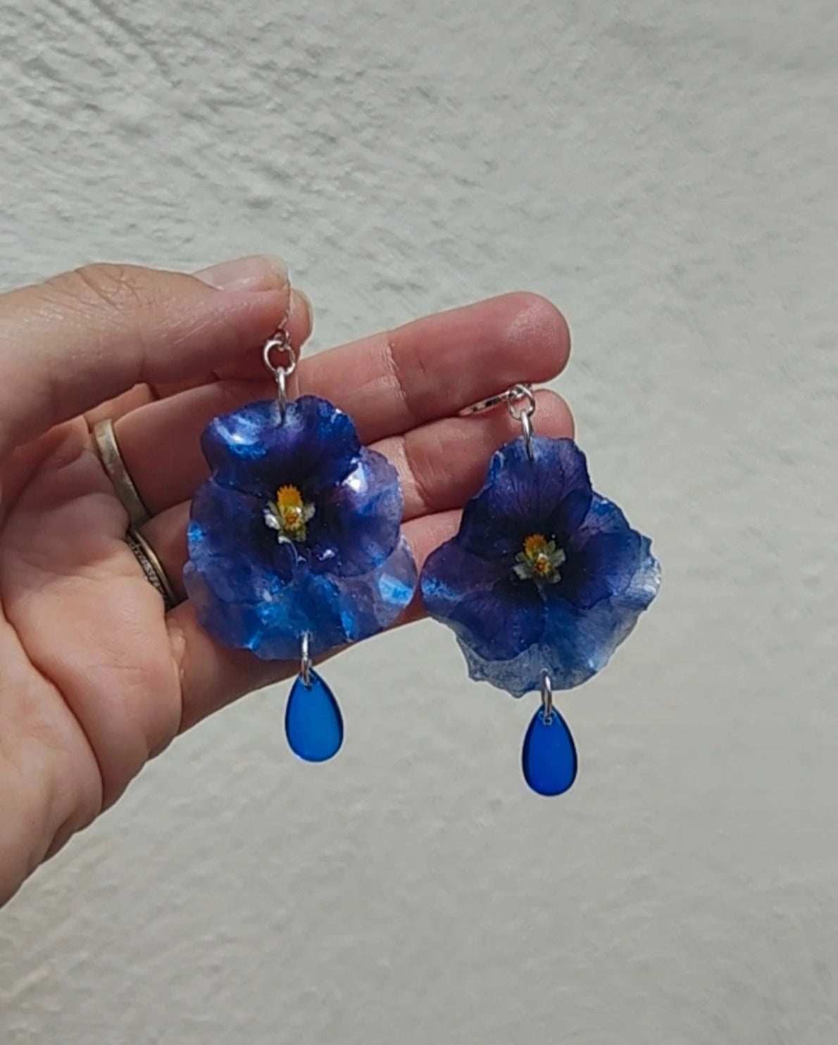 Conjunto de Pendientes y Colgante de Pensamientos Reales y auténticos en Resina. Joyería Botánica Hecha a Mano. Regalo para ella